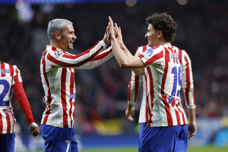 Julián Álvarez y Griezmann celebran el quinto gol en el partido de ida ante el Tottenham de la semana pasada. EFE / Kiko Huesca.