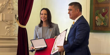María Corina Machado recibió las llaves de Santiago en visita oficial