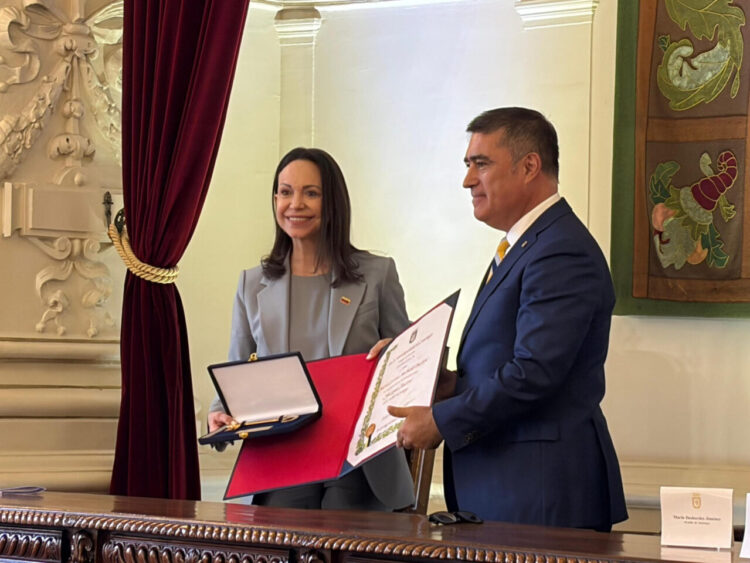 AME3402. SANTIAGO DE CHILE (CHILE), 12/03/2026.- Fotografía tomada de la cuenta oficial en la red social X de Vocería Oficial de Venezuela @voceriavzla que muestra a la líder de la oposición venezolana, María Corina Machado (i), posando junto al alcalde de Santiago, Mario Desbordes, este jueves en Santiago (Chile). Machado recibió las llaves de la ciudad de Santiago de manos de Desbordes, mientras que están programadas una serie de movilizaciones en la capital convocadas por la líder junto a la comunidad venezolana residente en Chile. EFE/ Vocería Oficial de Venezuela