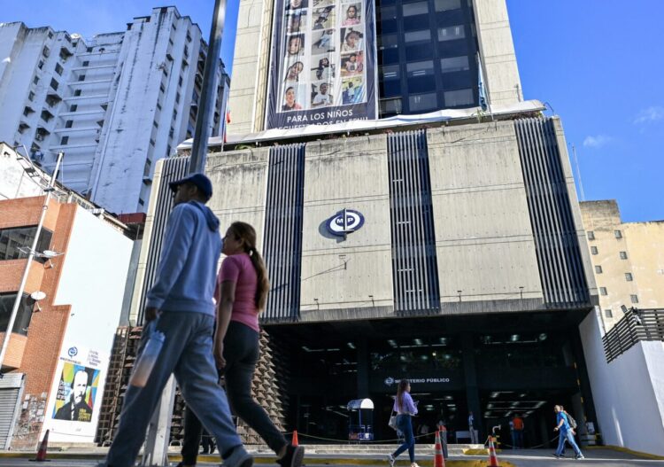 El abogado Larry Devoe quedó encargado provisionalmente del Ministerio Público | Foto: Juan Barreto / AFP