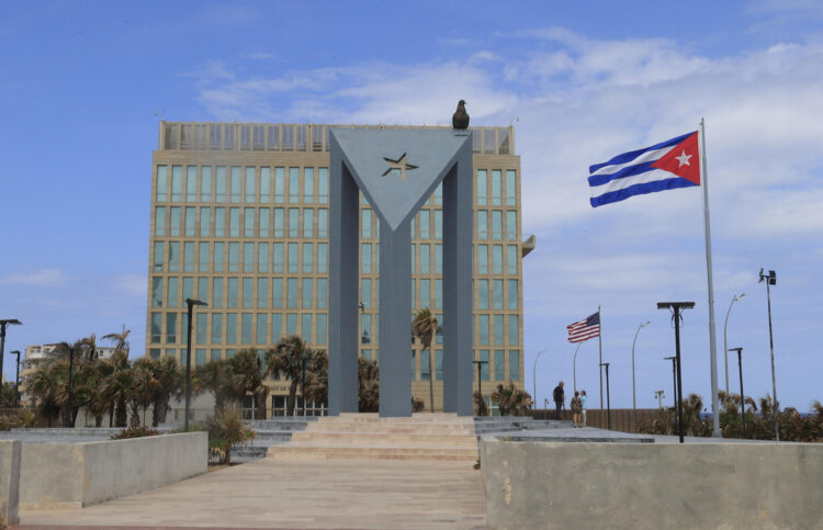 Fotografía que muestra banderas frente a la Embajada de Estados Unidos este 20 de abril de 2026, en La Habana (Cuba). EFE/ Ernesto Mastrascusa