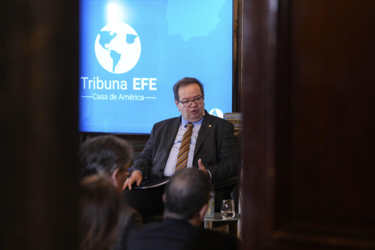 Leonardo Lomelí Vanegas (c), economista e historiador mexicano y actual rector de la Universidad Nacional Autónoma de México (UNAM), posa para una foto de grupo mientras participa en el foro Tribuna EFE-Casa de América, este miércoles, en Madrid. EFE/ Borja Sánchez-Trillo