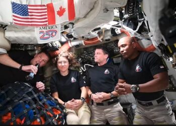 Astronautas de Artemis II relatan a Trump su paso por el lado oscuro de la luna