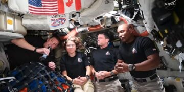 Astronautas de Artemis II relatan a Trump su paso por el lado oscuro de la luna