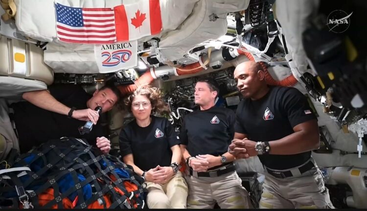 Captura de video tomada de la cuenta oficial en X @NASA que muestra desde la izquierda a los astronautas; Reid Wiseman, Christina Koch, Jeremy Hansen y Victor Glover saludando durante una conversación en directo desde la nave Orión de la misión Artemis II con el presidente de Estados Unidos, Donald Trump. EFE/ @NASA