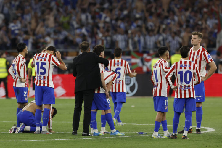 Simeone y los jugadores del Atlético, tras la derrota en la final de la Copa del Rey. EFE/Julio Muñoz