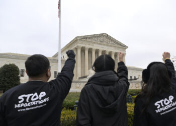 El Supremo de EE.UU. evalúa el poder de Trump para revocar el amparo migratorio TPS