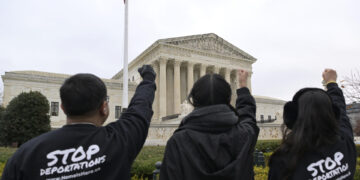 El Supremo de EE.UU. evalúa el poder de Trump para revocar el amparo migratorio TPS