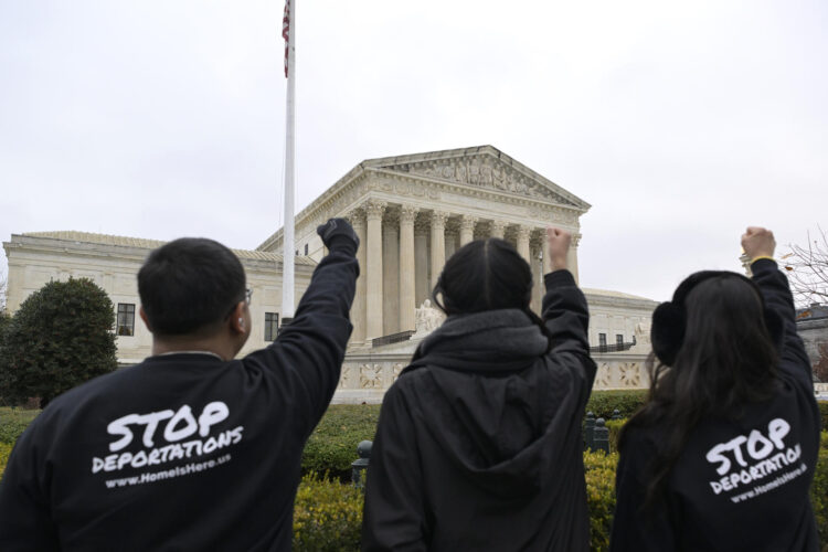 FOTO ARCHIVO. Activistas y jóvenes inmigrantes se manifiestan este martes frente al Tribunal Supremo de Justicia en Washington (EE.UU.). EFE/Lenin Nolly