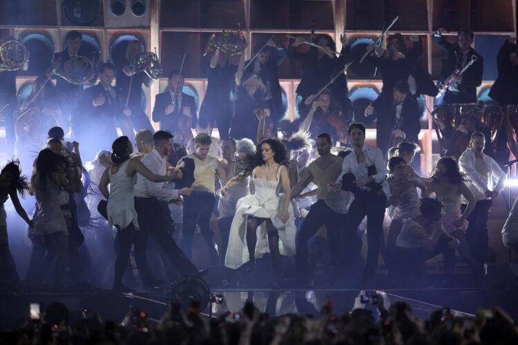Actuación de la cantante española Rosalía, en el centro, en una imagen de archivo. EFE/EPA/ADAM VAUGHAN
