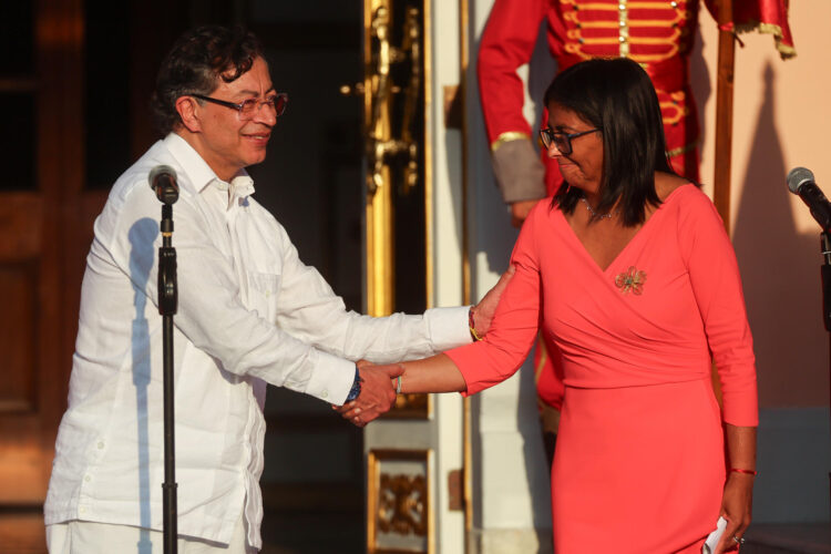El presidente de Colombia, Gustavo Petro (i), fue captado el pasado 24 de abril al saludar a la mandataria encargada de Venezuela, Delcy Rodríguez, al finalizar una reunión, en Caracas (Venezuela). EFE/Miguel Gutiérrez