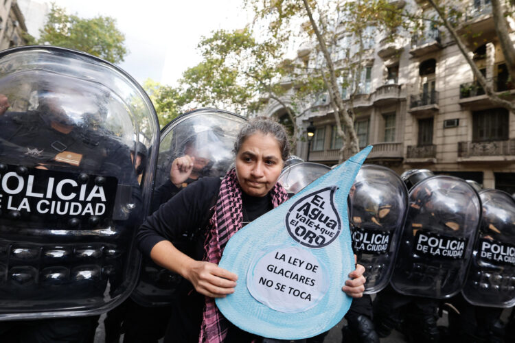 Una persona sostiene un cartel durante una manifestación en contra de la reforma de ley de glaciares este miércoles, en cercanías al Congreso en Buenos Aires (Argentina). EFE/ Juan Ignacio Roncoroni