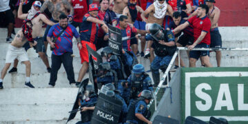 Al menos 56 heridos y 63 detenidos tras disturbios en superclásico del fútbol paraguayo