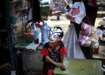 Detienen a jefe y doce empleados de guardería indonesia donde niños eran atados y vejados