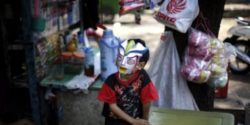 Detienen a jefe y doce empleados de guardería indonesia donde niños eran atados y vejados