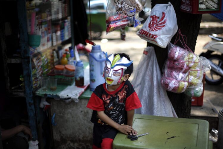 Fotografía de archivo, tomada el 23/09/2013, que muestra a un niño usando una máscara en Yakarta, Indonesia. EPA/MAST IRHAM