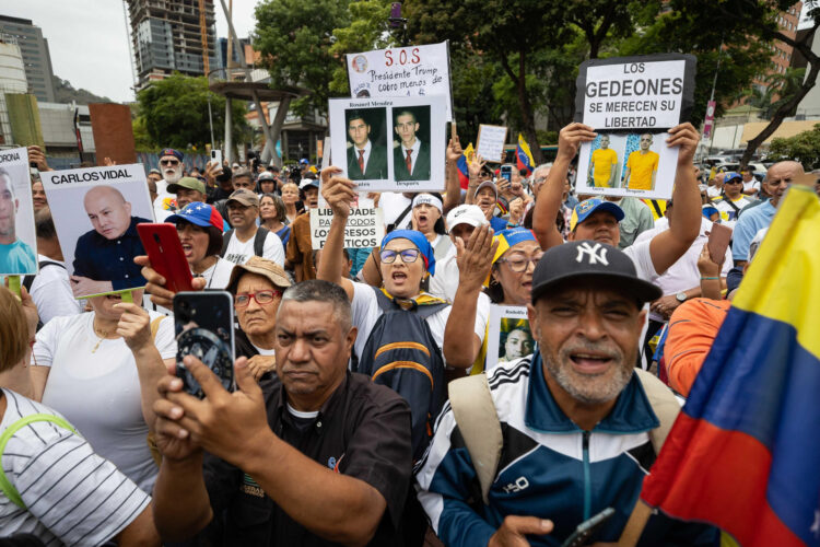 Personas gritan consignas durante una manifestación del sindicato de trabajadores este jueves, en Caracas (Venezuela). EFE/ Ronald Peña R