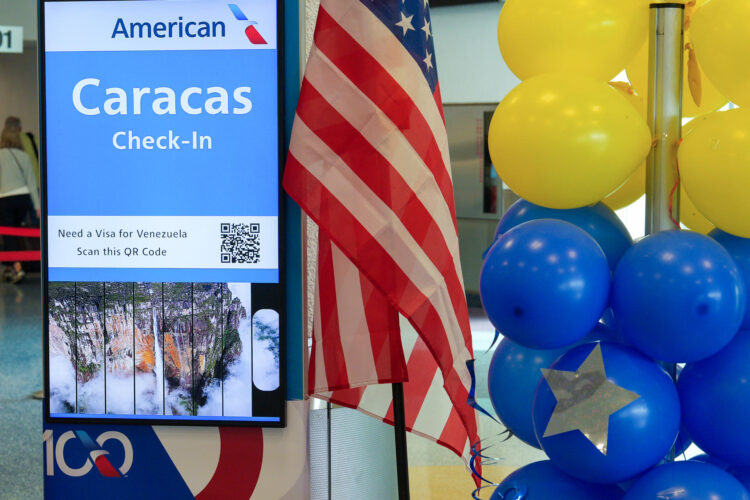 Fotografía que muestra globos con los colores de la bandera venezolana junto a una panel anunciando el vuelo con destino a Caracas este 30 de abril de 2026, en el aeropuerto Internacional de Miami en Florida (EE.UU.). EFE/Alberto Boal