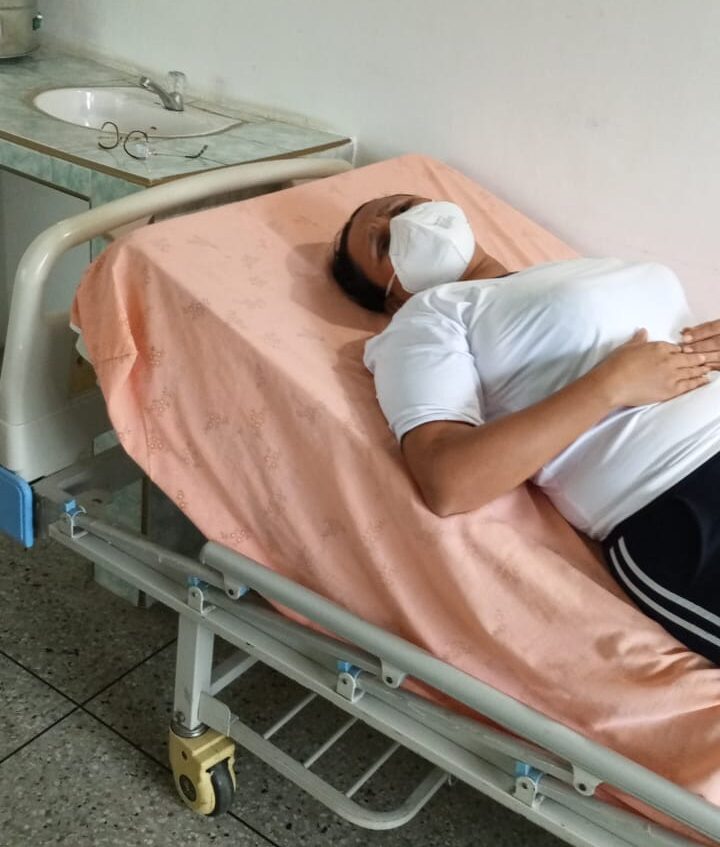 Educadora afectada por las sustancias químicas regadas en la escuela de La Ceiba.