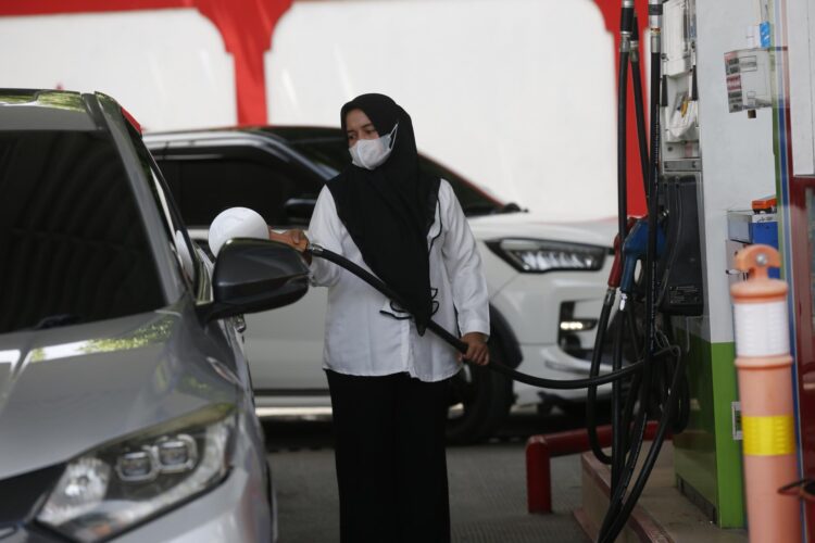 BANDA ACEH (Indonesia), 01/04/2026.- Una trabajadora reposta un coche en una gasolinera de Banda Aceh, Indonesia, en medio del aumento de los precios mundiales del combustible debido al conflicto en Oriente Medio. EFE/EPA/HOTLI SIMANJUNTAK