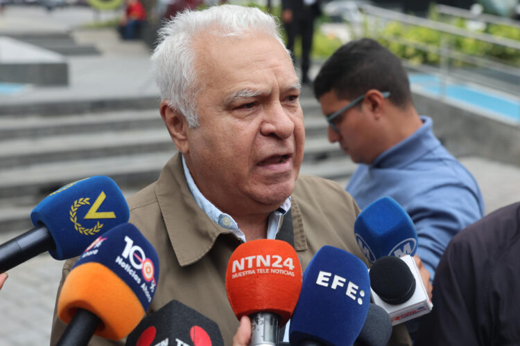 El dirigente político Luis Farías habla con periodistas este martes, en Caracas (Venezuela). EFE/ Miguel Gutiérrez