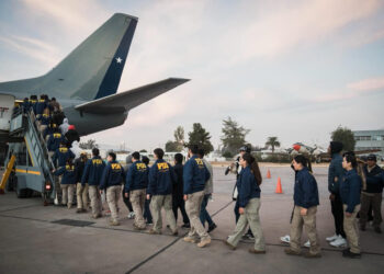 Kast da continuidad a política migratoria de Chile y expulsa a primer grupo de extranjeros