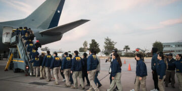 Kast da continuidad a política migratoria de Chile y expulsa a primer grupo de extranjeros