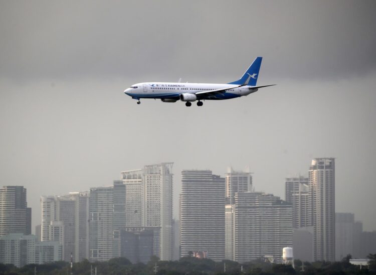 Un avión de la aerolínea china Xiamen Airlines sobrevuela el distrito financiero de Manila (Filipinas), en una imagen archivo tomada el 10 de agosto de 2023. EFE/EPA/FRANCIS R MALASIG