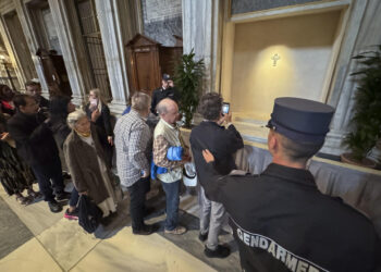 La tumba de Francisco en Roma sigue atrayendo a sus devotos un año después de su muerte