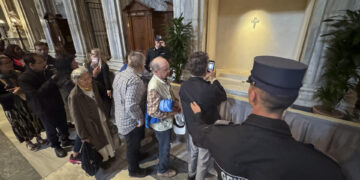 La tumba de Francisco en Roma sigue atrayendo a sus devotos un año después de su muerte