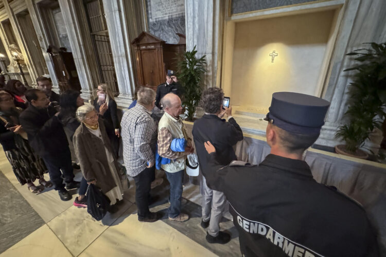 ROMA , 20/04/2026.- Un año después de su muerte el papa Francisco (2013-2025) sigue siendo un referente para los miles de fieles que acuden a la basílica de Santa María la Mayor de Roma y visitan su sepultura, entre ellos muchos latinoamericanos y argentinos que este lunes recordaban el legado y carisma del pontífice, pero también su sentido del humor y hasta su afición por el fútbol. EFE/ Daniel Cáceres