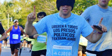 Gendarme argentino exdetenido en Venezuela corre 10K y pide liberación de presos políticos