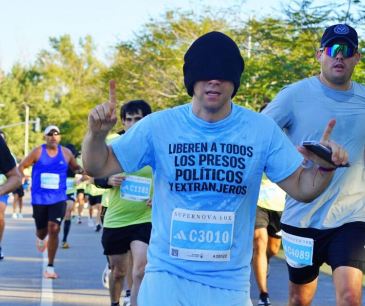 Fotografía tomada de la cuenta del gendarme argentino Nahuel Gallo @nahuollag en la red social X que lo muestra participando en una carrera de 10k este domingo, en Buenos Aires (Argentina). EFE/ @nahuollag