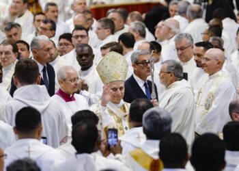 León XIV aboga por una Iglesia alejada de la prepotencia en su primer Jueves Santo