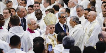 León XIV aboga por una Iglesia alejada de la prepotencia en su primer Jueves Santo