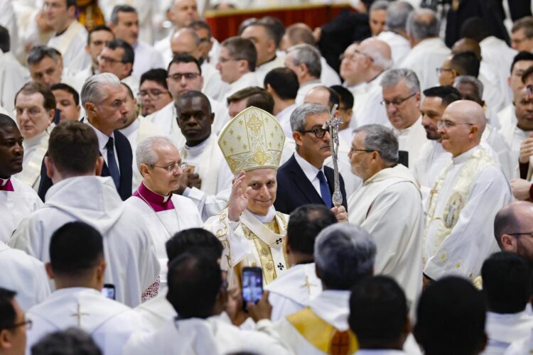 El papa León XIV durante la celebración de la Misa Crismal de Jueves Santo en la basílica de San Pedro. EFE/EPA/FABIO FRUSTACI