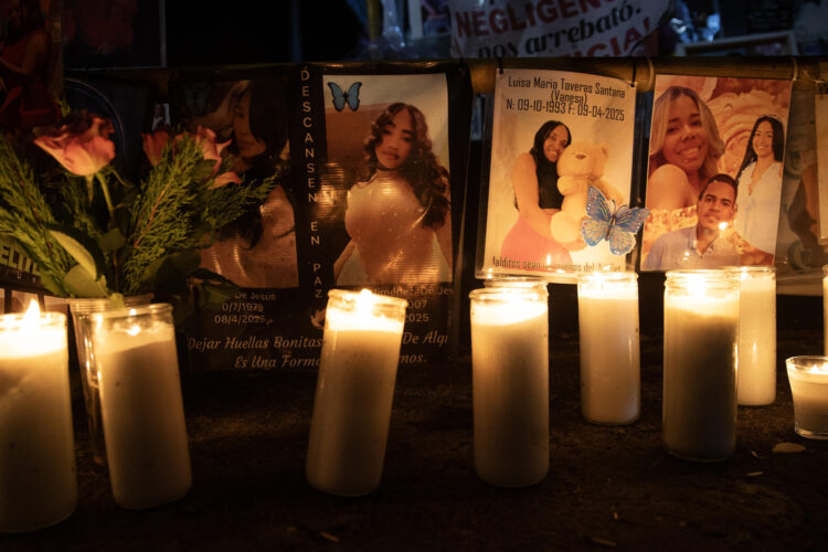 Fotografía que muestra carteles con imágenes de las víctimas de la discoteca Jet Set durante una vigilia este martes, al conmemorarse un año de la tragedia que causó la muerte de 236 personas y dejó heridas a más de 180 en Santo Domingo (República Dominicana). EFE/Orlando Barría