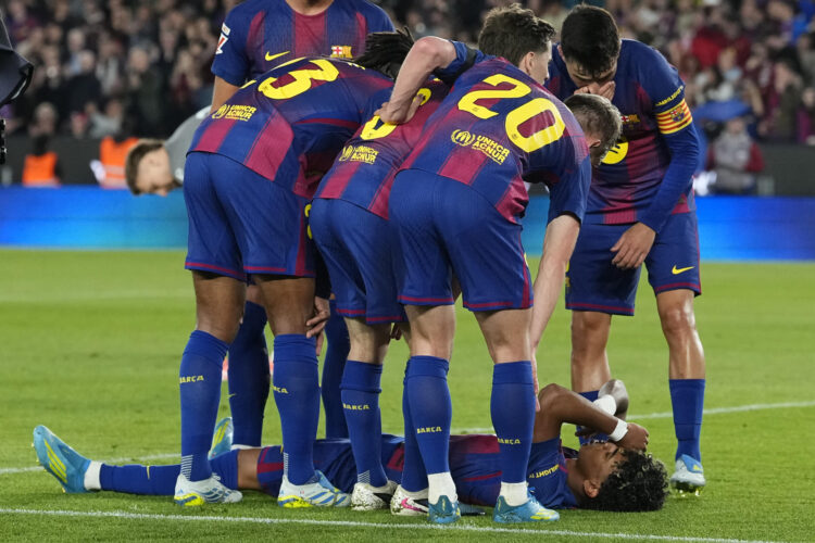 El delantero del FC Barcelona Lamine Yamal, en el momento de lesionarse durante el partido de la jornada 33 de LaLiga ante el Celta de Vigo. EFE/Enric Fontcuberta
