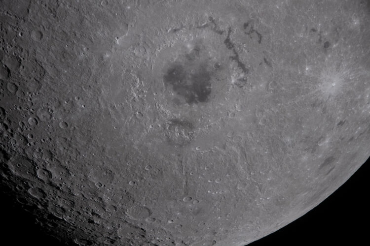 Fotografía cedida por la NASA de una imagen capturada por la tripulación de la misión Artemis II este lunes, de la mitad inferior de la Luna donde se observa la cuenca Orientale en la parte superior central de la imagen. EFE/ NASA/