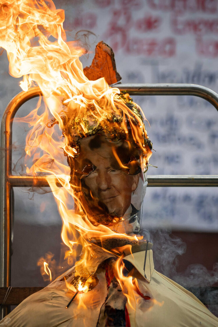 Donald Trump, la indiferencia y el maltrato son quemados como Judas en Venezuela