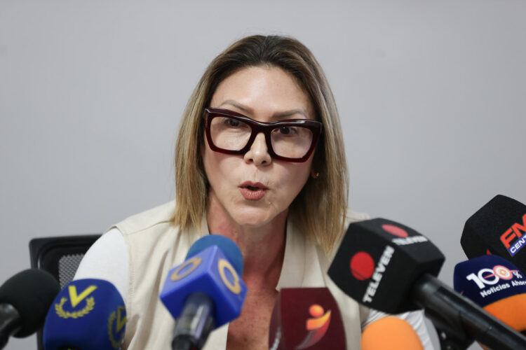 La diputada opositora de la Asamblea Nacional (AN, Parlamento) de Venezuela Amelia Belisario habla en una rueda de prensa este lunes, en Caracas (Venezuela). EFE/ Ronald Peña R