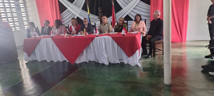 El presídium de la sesión dedicada a Rafael Rangel en el templo Santísima Trinidad que estuvo copado de asistentes.