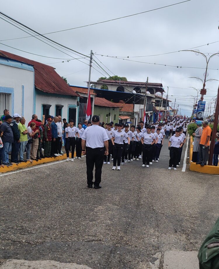 El desfile antes de las ofrendas florales por la avenida principal de Betijoque.