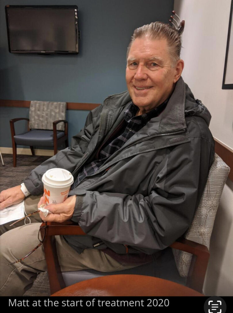 El participante del ensayo clínico Matthew Husar vivió aproximadamente dos años después de comenzar el ensayo. Se le ve aquí al inicio del tratamiento en 2020. Crédito de la foto: Madeline Husar.