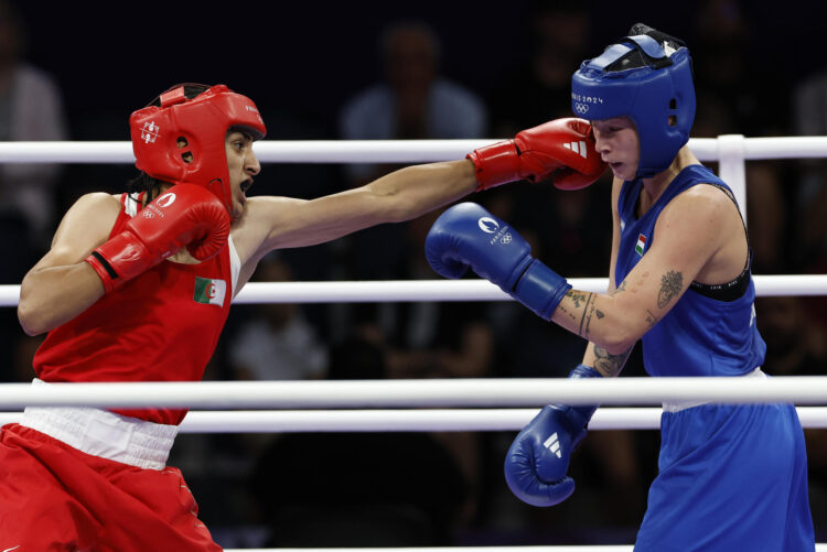 Fotografía de Miguel Toña, en la que puede verse en una imagen de archivo del 3 de agosto de 2024 a la boxeadora argelina Imane  Khelif (rojo) ante la húngara Anna Luca Hamori en los Juegos Olímpicos de París 2024. EFE