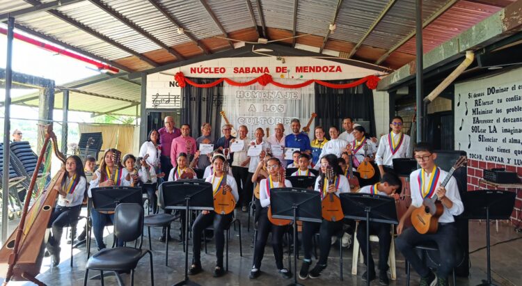 Los jóvenes y niños en el homenaje a los cultores de Sucre y Bolívar.