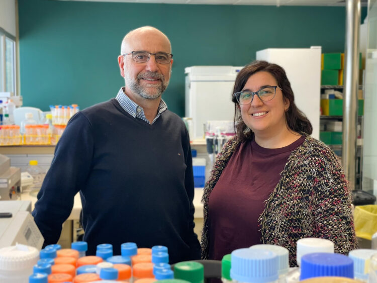 Los investigadores María Salgado y Javier Martínez-Picado, dos de los firmantes de la investigación. Crédito: Imagen cedida por IrsiCaixa.