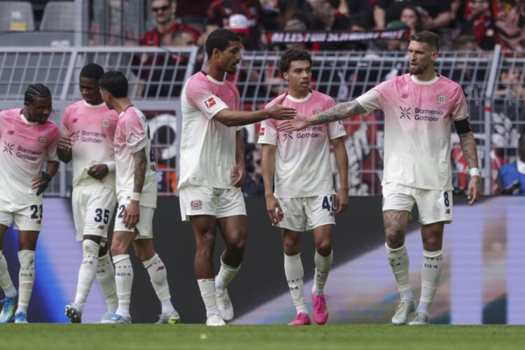 Robert Andrich festeja el 0-1 con sus compañeros. EFE/EPA/CHRISTOPHER NEUNDORF.