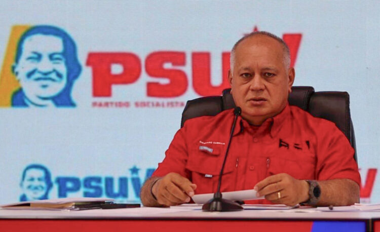 Fotografía difundida por el sitio web Con el Mazo Dando del ministro de Interior de Venezuela, Diosdado Cabello, este lunes, durante su rueda de prensa semanal en Caracas (Venezuela). EFE/ Con El Mazo Dando