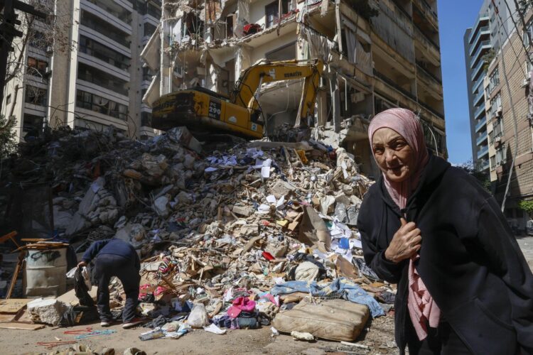 Una mujer camina junto a un edificio residencial destruido un día después de un ataque aéreo israelí en el barrio de Ain Mreisseh, en Beirut, Líbano, este jueves. EFE/ Wael Hamzeh
